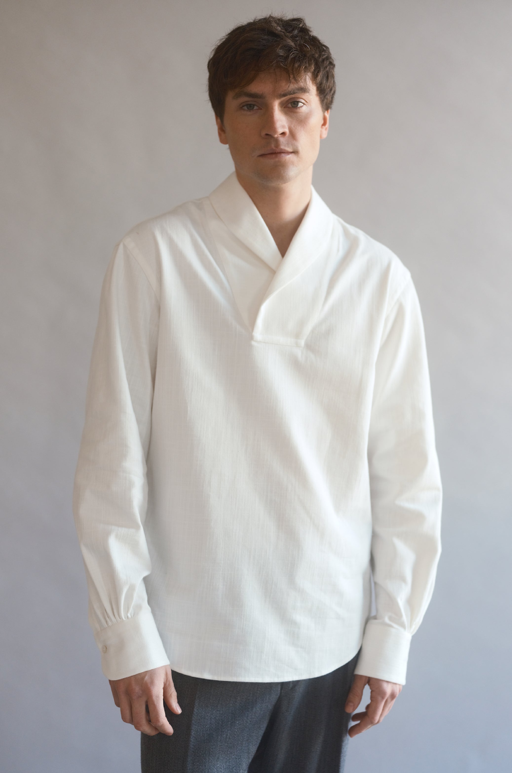 Homme portant la chemise GENTLEMAN.