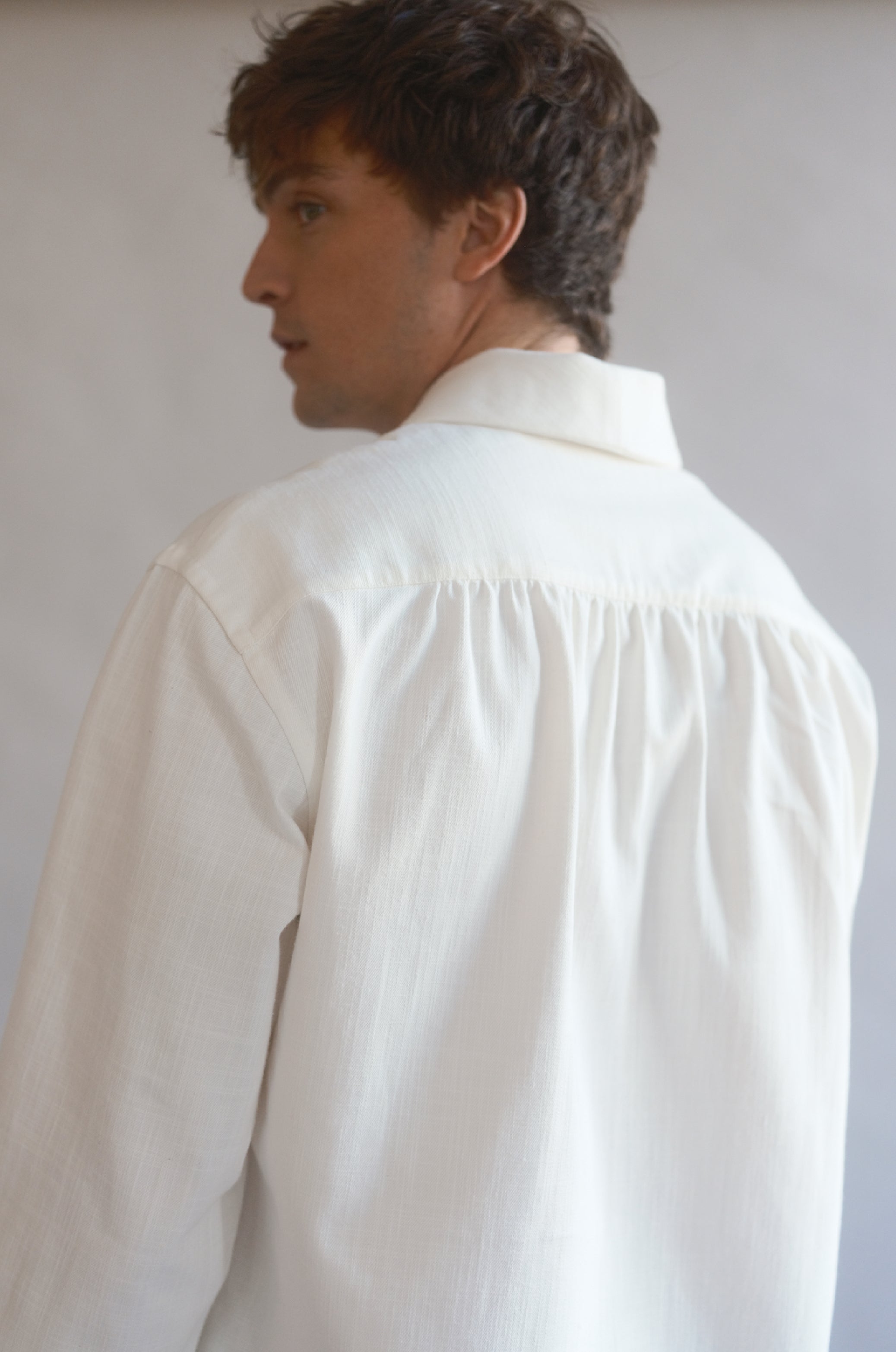 Homme de dos avec la chemise GENTLEMAN avec des fronces dans le dos.