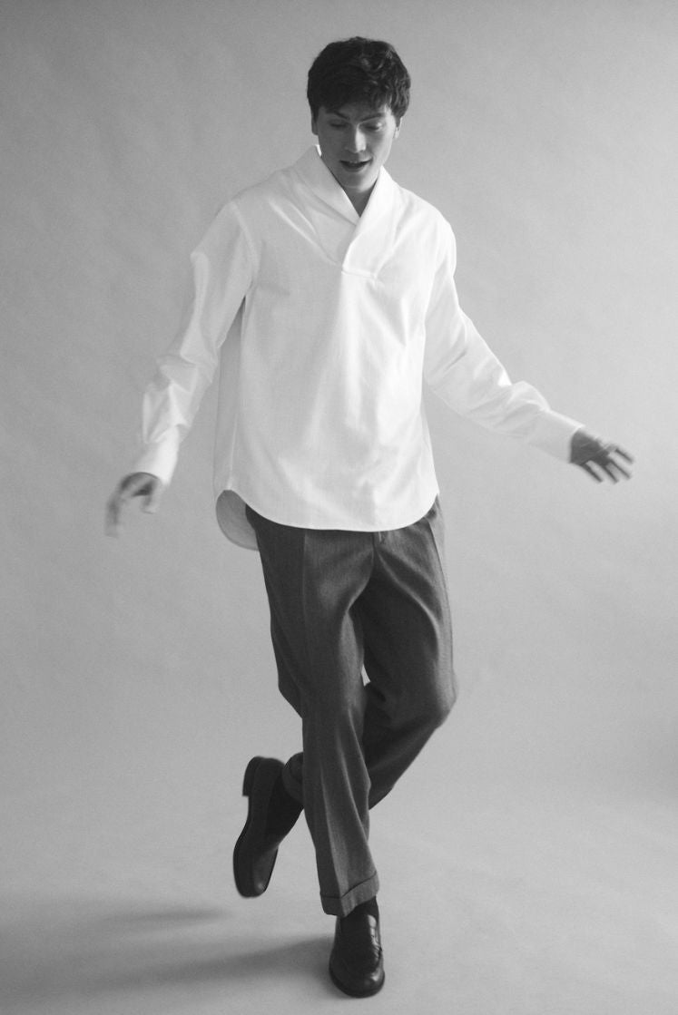 Homme en mouvement portant la chemise GENTLEMAN avec un col châle