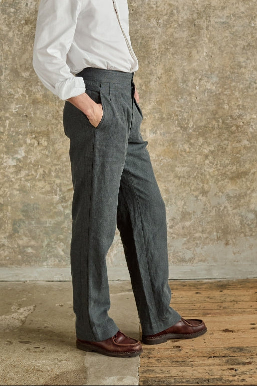 Close-up sur le pantalon HORIZON gris.