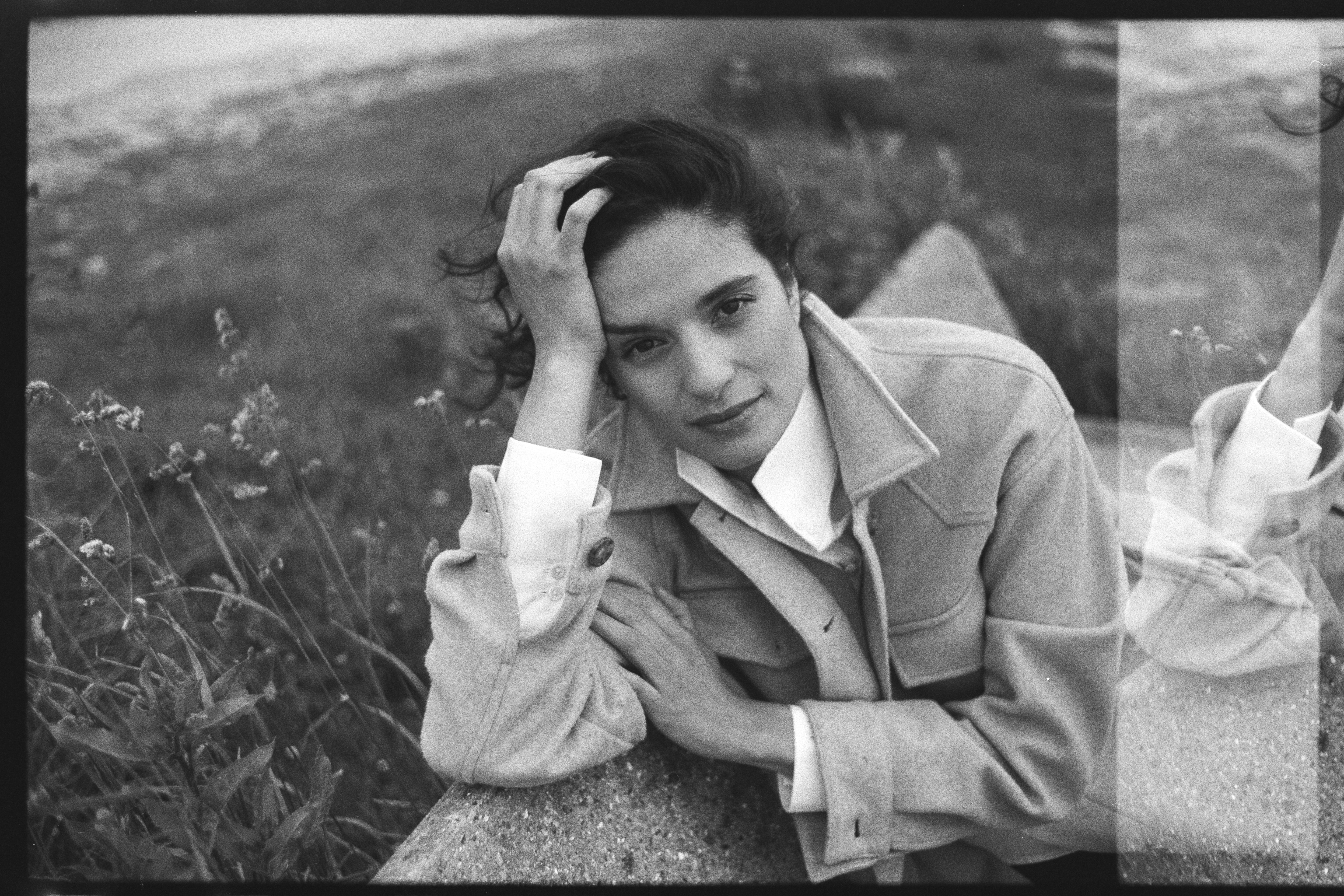 Chemise blanche vue de face portée sous une veste avec col montant et longs poignets.