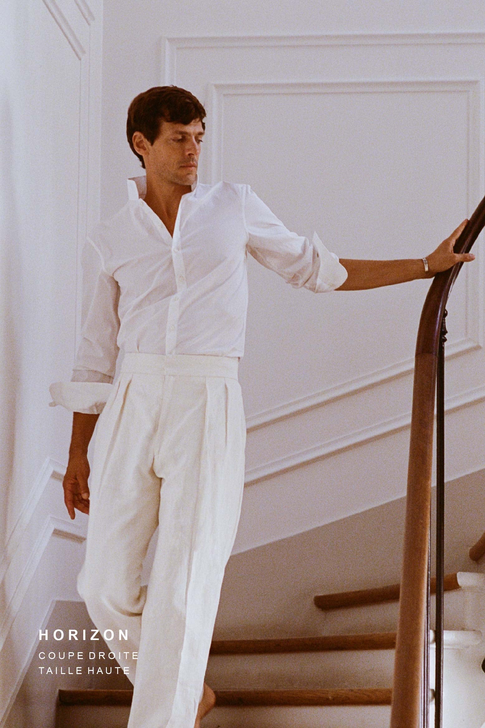 Mannequin homme portant le Pantalon Horizon, descendant les escaliers.