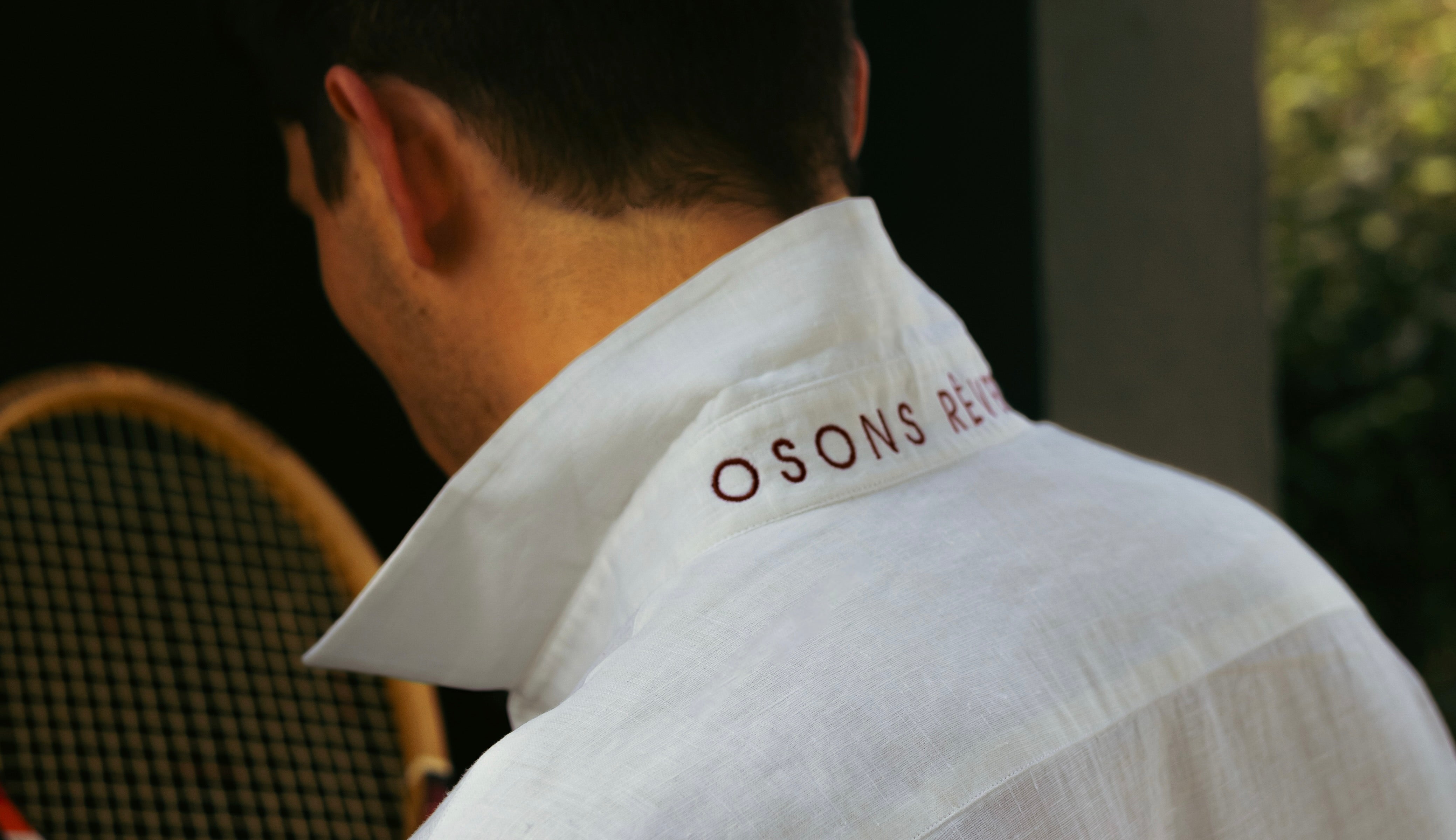 Mannequin portant une chemise de luxe blanche