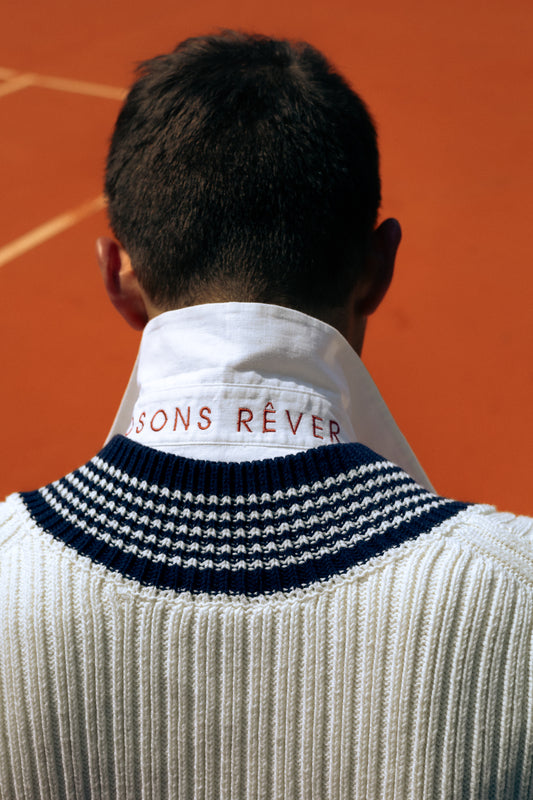 Mannequin portant une chemise de luxe blanche