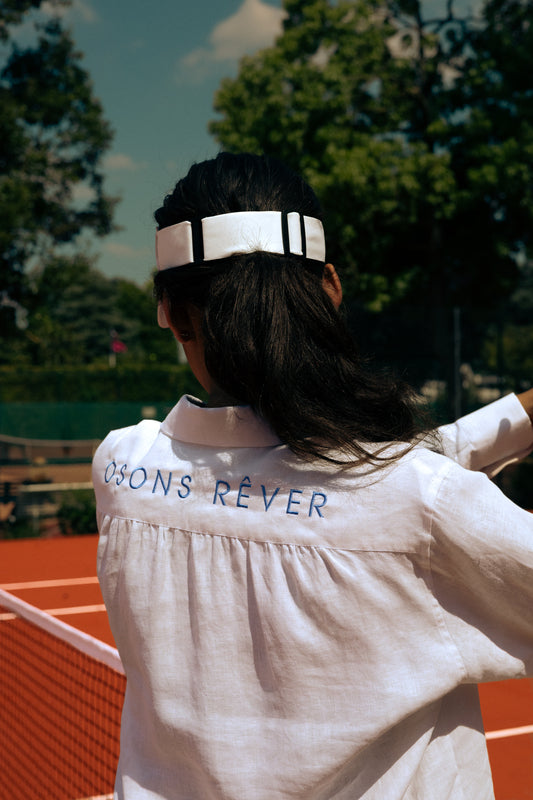 Mannequin portant une chemise de luxe blanche