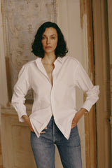 Grand classique du vestiaire, la chemise blanche pour femme AUTHENTIQUE offre les codes classiques de la chemise masculine pour une silhouette affirmée.