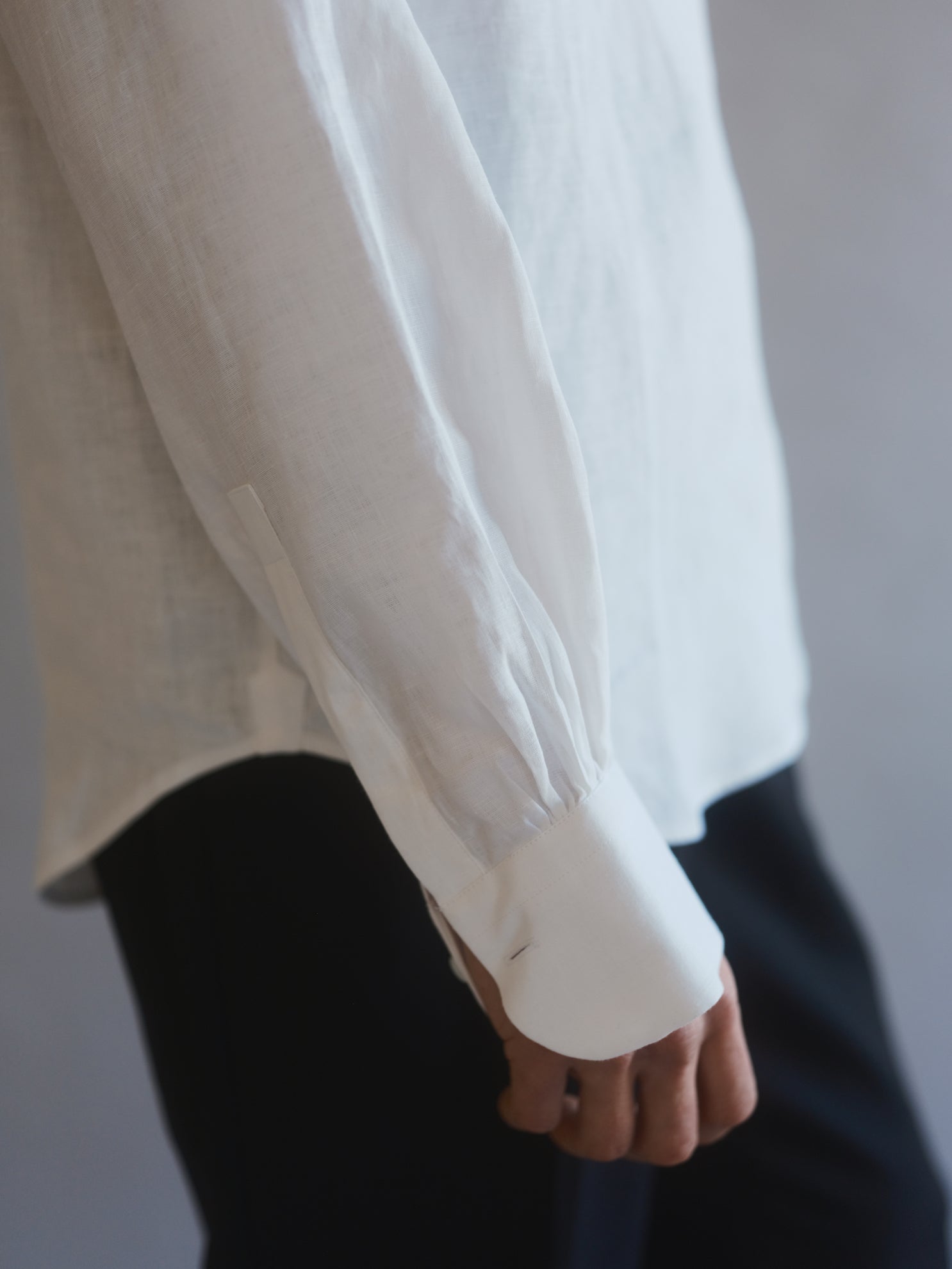 Close-up sur le poignet classique de la chemise Marin lin blanche de Bourrienne Paris X.