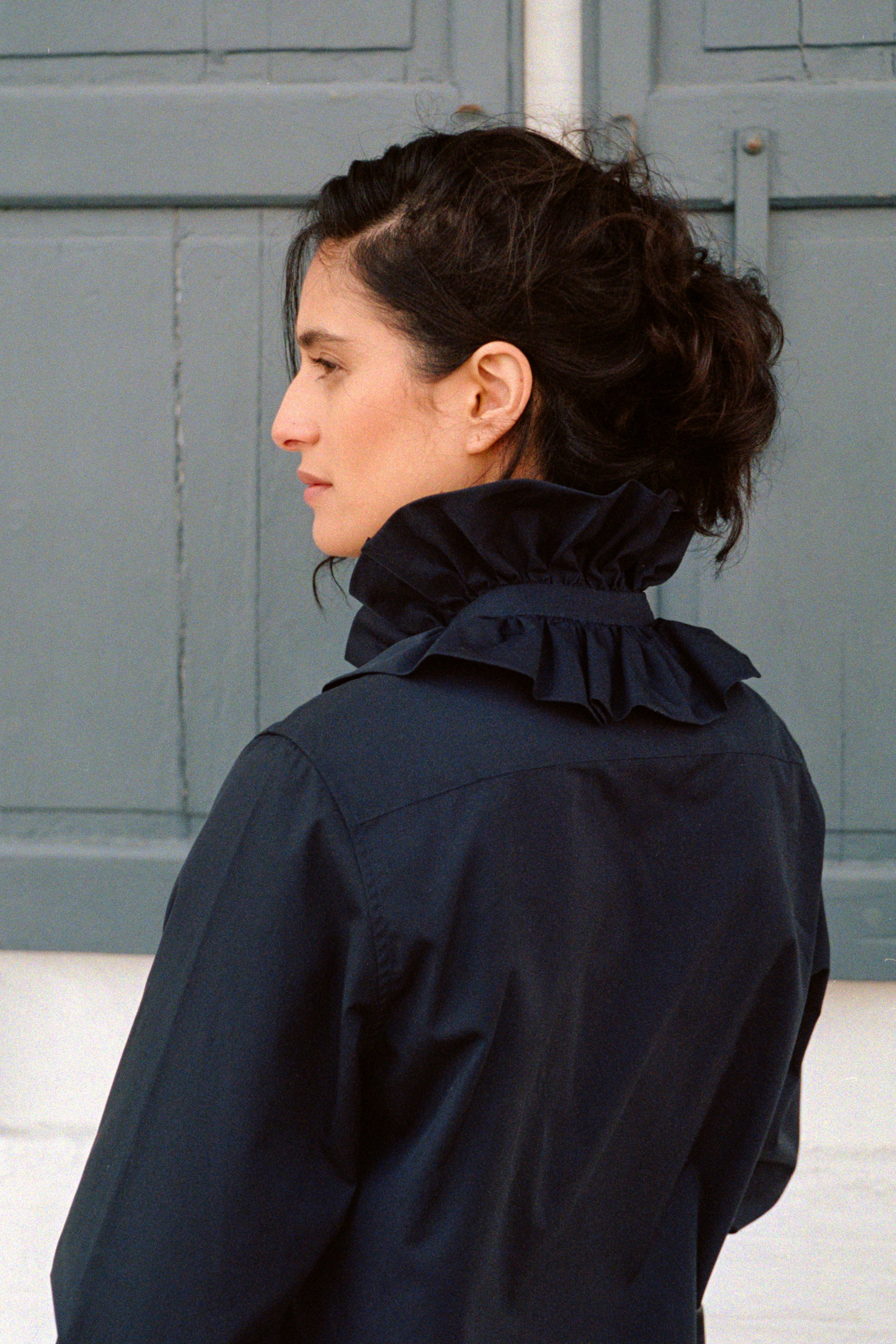 BOURRIENNE PARIS X: Photo de dos du mannequin, chemise en popeline bleu marine, coupe ajustée, on aperçoit les détails du dos du col structuré.