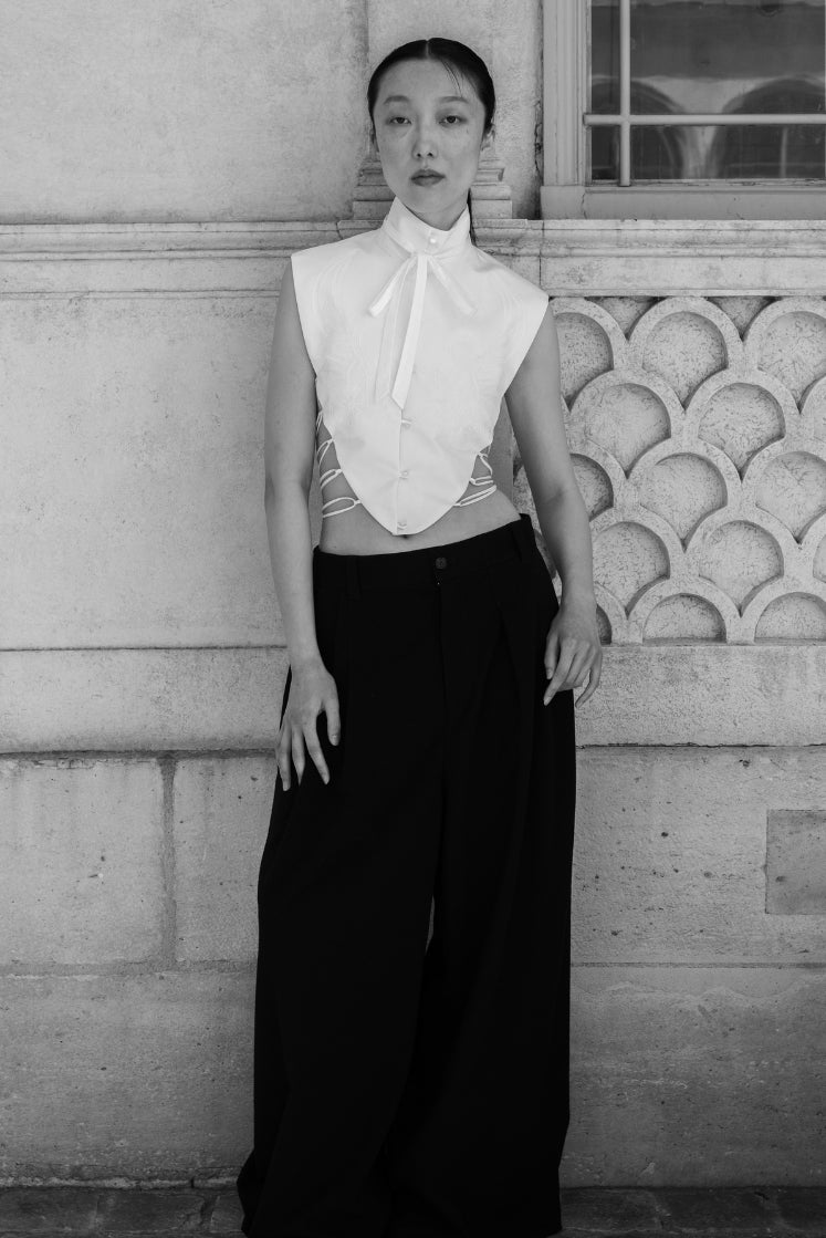 Femme portant le plastron THERESA, issu de la collaboration entre Bourrienne Paris X et Charles de Vilmorin.