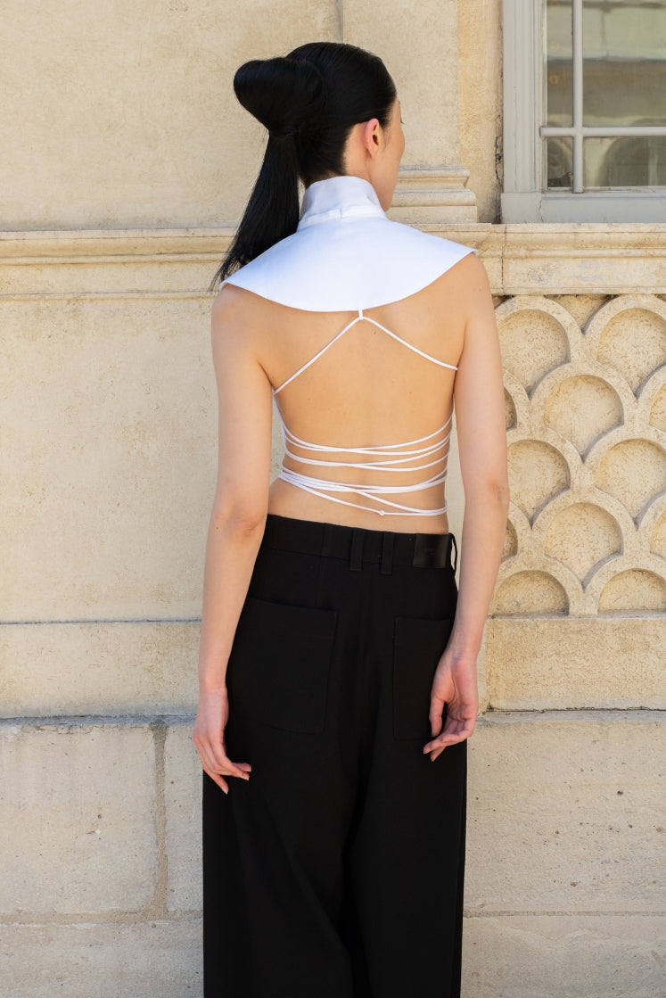 Femme portant le plastron THERESA, issu de la collaboration entre Bourrienne Paris X et Charles de Vilmorin, vue de dos.