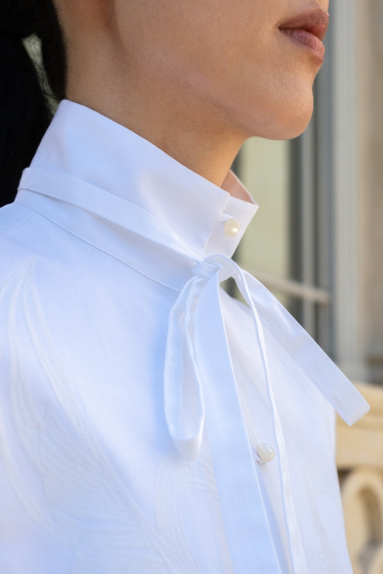 Closeup sur le col haut noué du plastron THERESA.