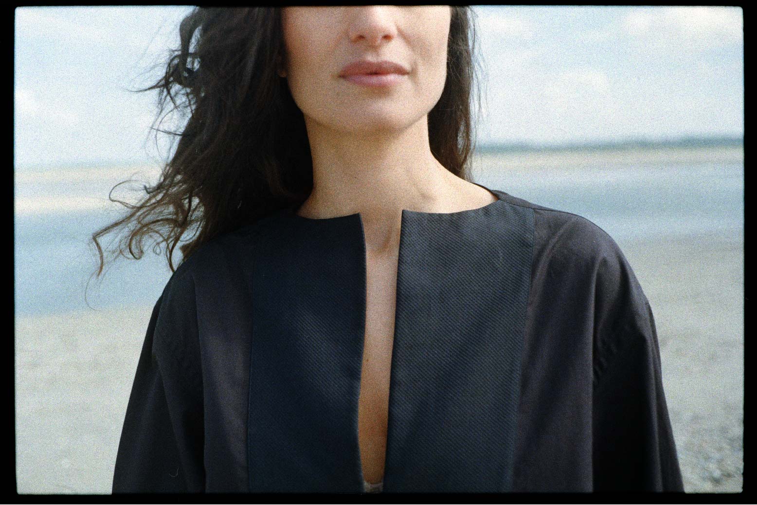 BOURRIENNE PARIS X: Photo prise de face, close up sur le devant de la chemise: non boutonné et un décolleté fendu est orné de part et d'autre d'un plastron en ogive qui allonge la silhouette.