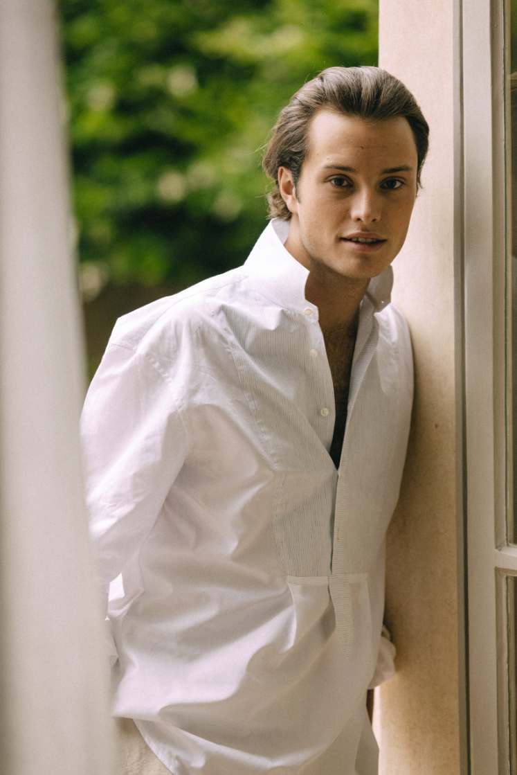 Homme portant la chemise SAFARI, col haut et plastron à rayures