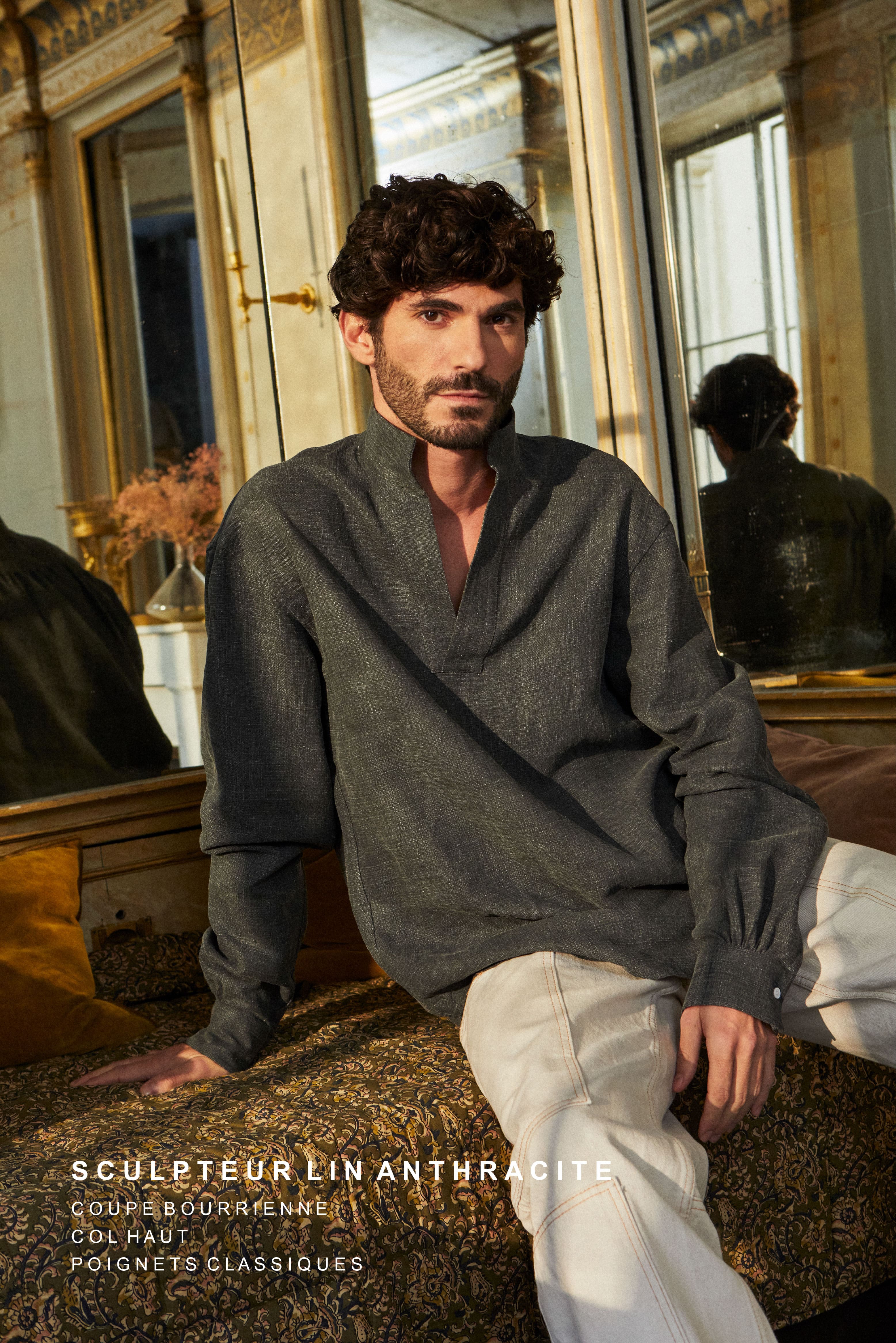 mannequin assis, portant la chemise sculpteur en lin gris foncé. prise à l'hotel de bourrienne.