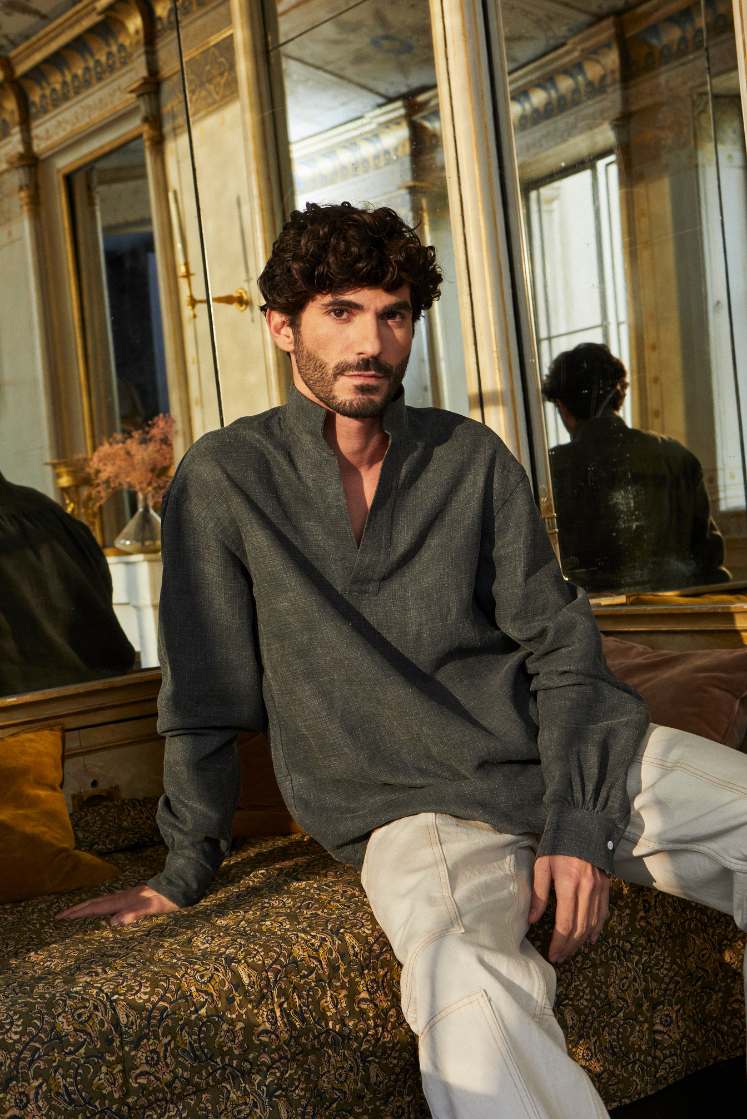 mannequin assis, portant la chemise sculpteur en lin gris foncé. prise à l'hotel de bourrienne.