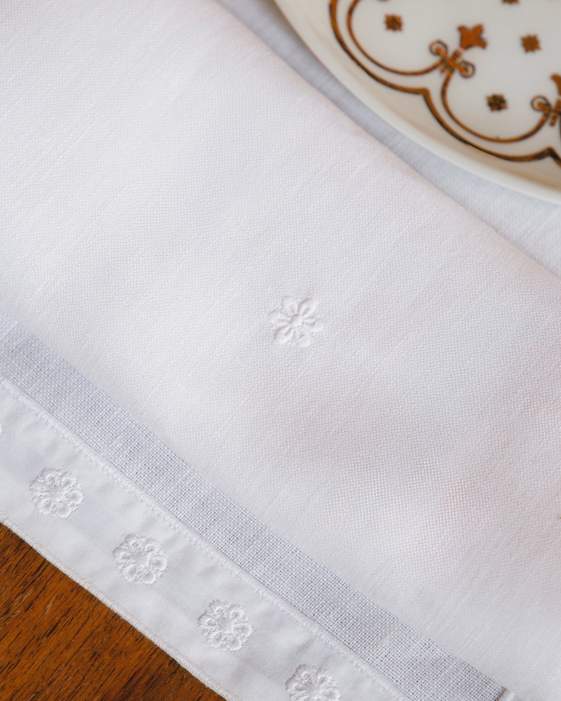 Close-up sur le set de table, la serviette et un bout de l'assiette Alix D Reynis x Bourrienne