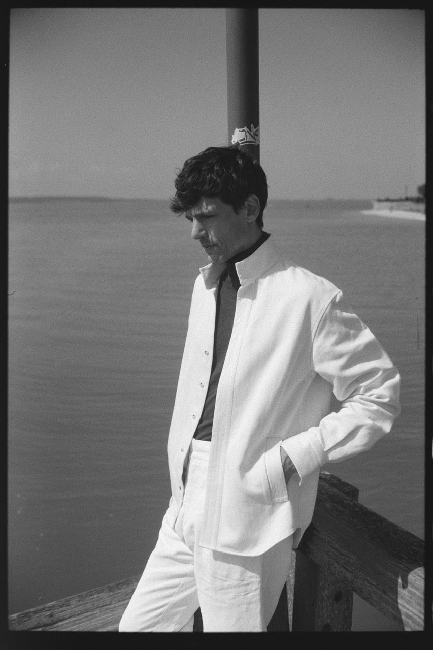 AMIRAL - Surchemise estivale en jean pour homme col haut et coupe Bourrienne | Vue de trois-quart