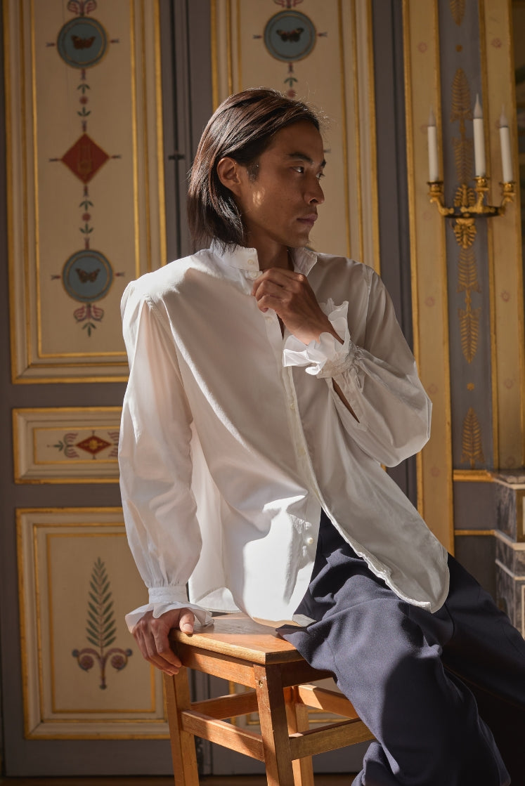 Homme portant la chemise BOUDOIR avec ses poignets à volants.