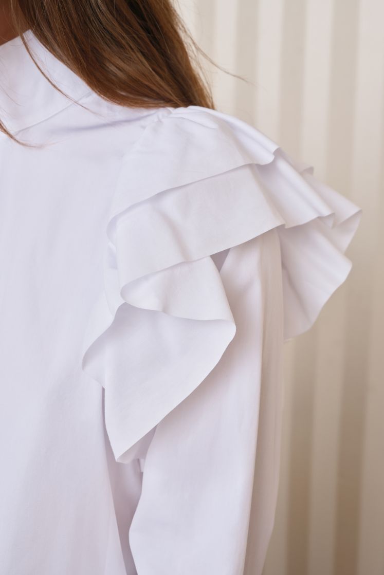 Closeup sur le volant sur l'épaule de la chemise.