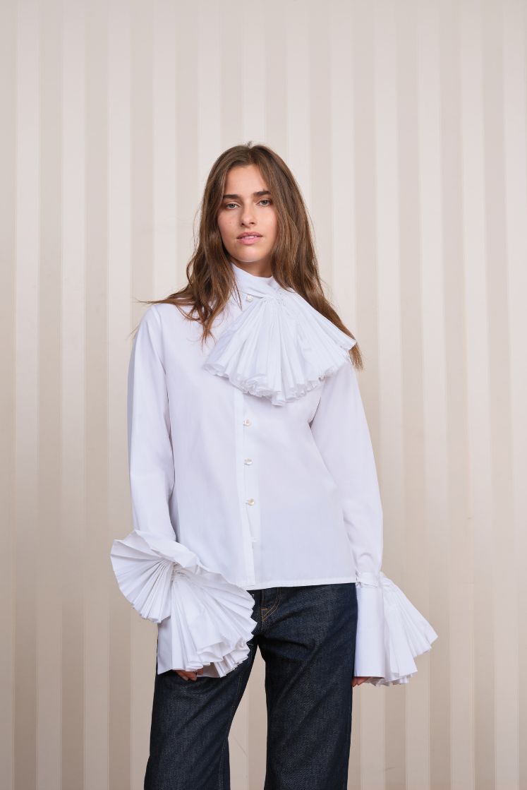 Chemise PRÉCIEUSE femme à col haut et poignets longs, avec poignets et col à volants amovibles.