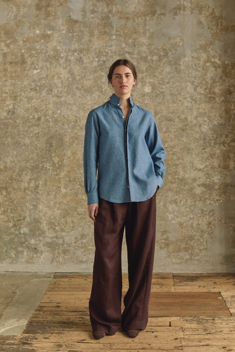femme portant la chemise amazone à col haut en denim bleu clair, vue plein pied
