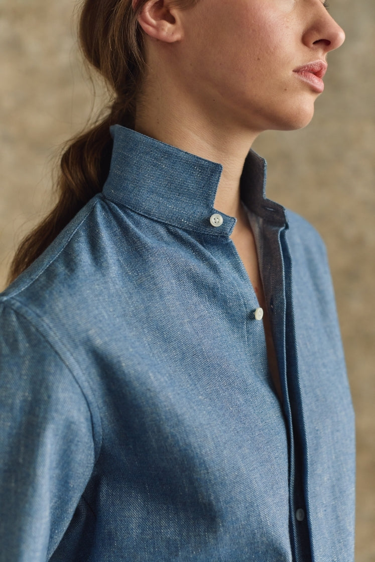 femme portant la chemise amazone en denim bleu clair, closeup sur le col haut