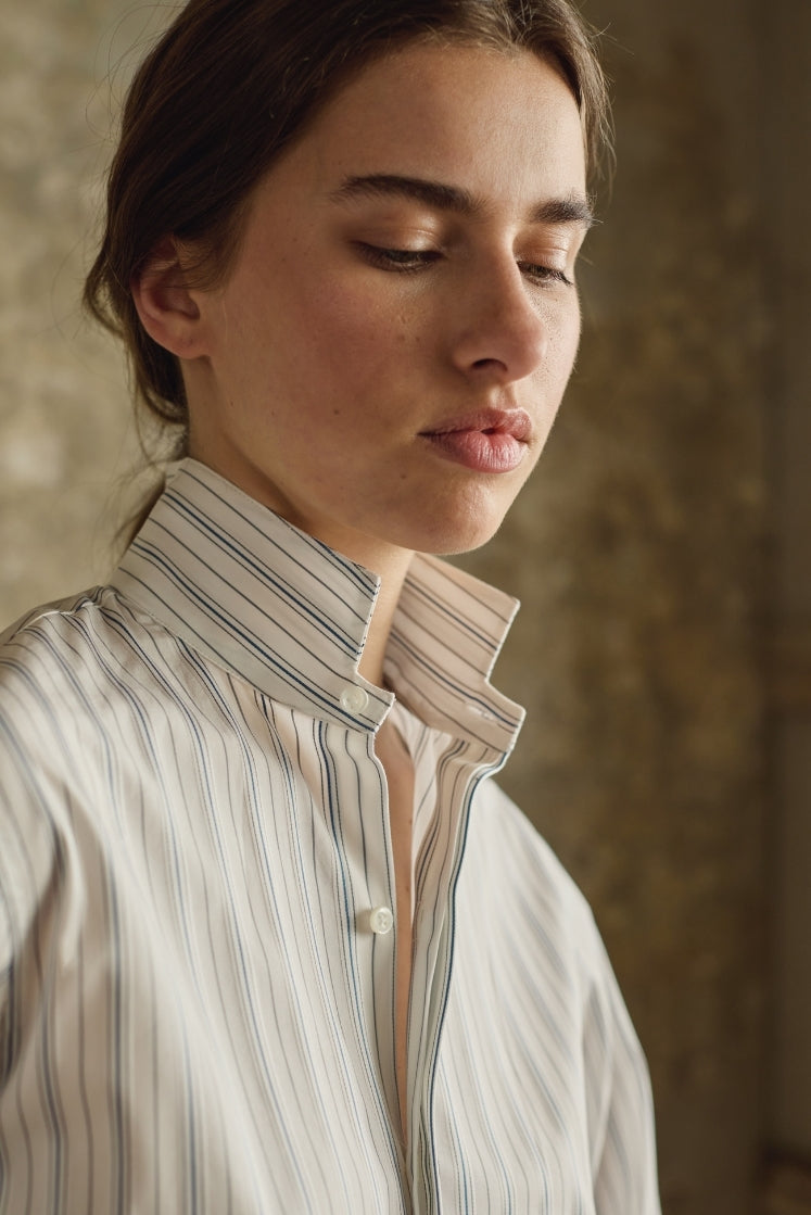 Closeup sur le col haut de la chemise AMAZONE blanche femme rayée bleu gris