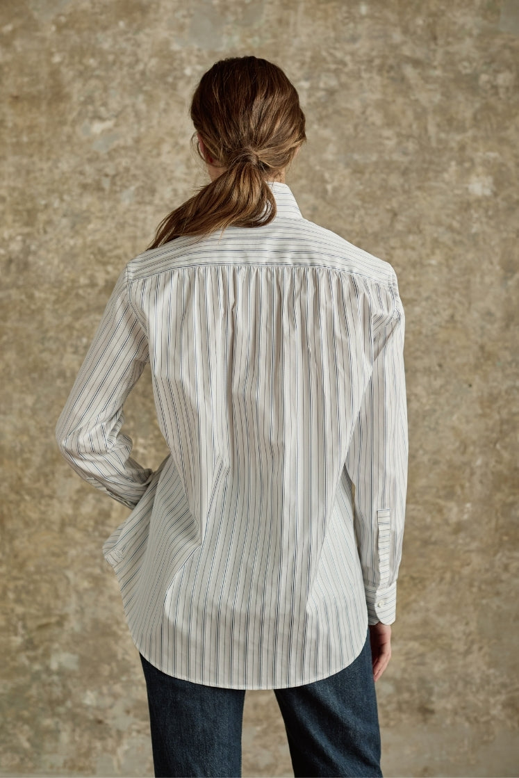 Chemise rayée bleu gris Bourrienne vue de dos, coupe Bourrienne avec fronces au dos, intemporelle pour femme