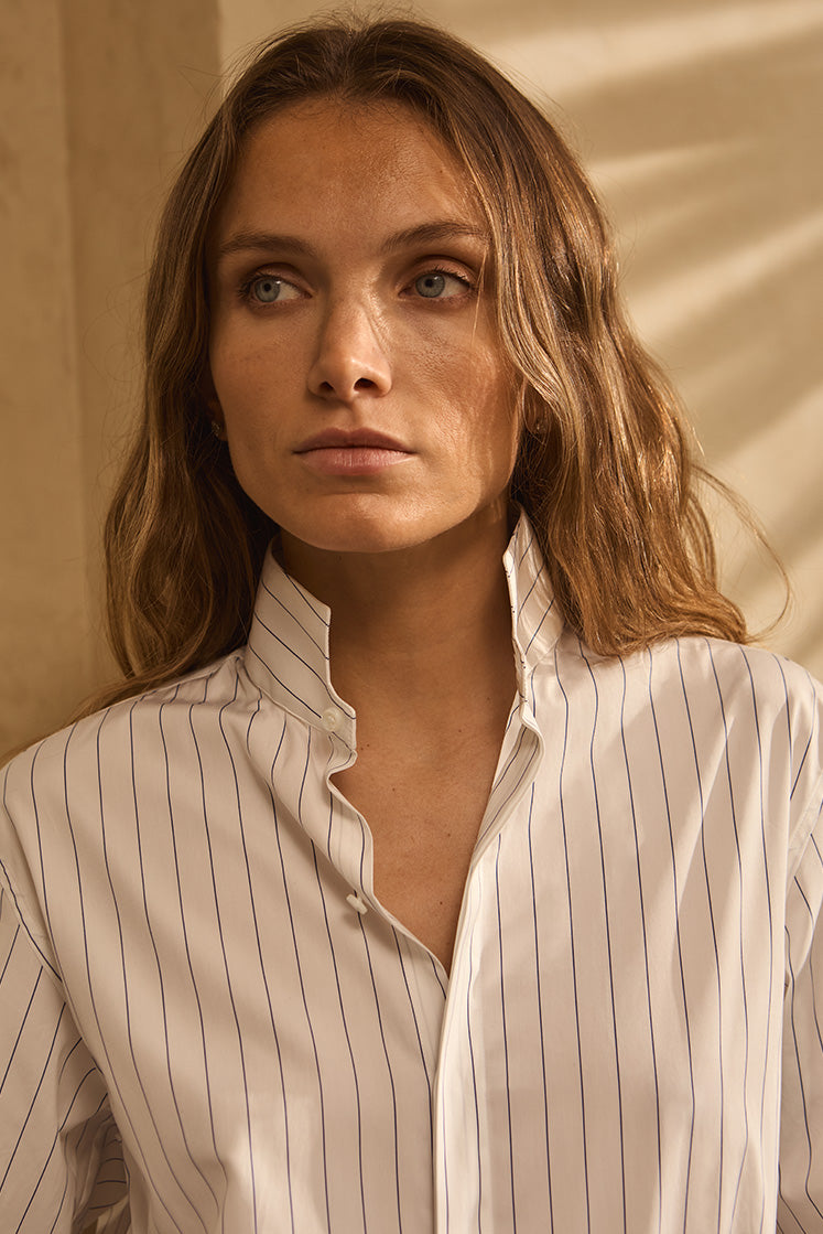 Closeup sur le col ouvert de la chemise rayée.