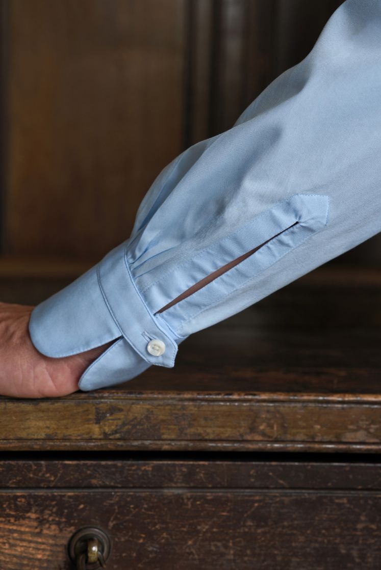 Poignet Bourrienne de la chemise APPARAT en coton bleu ciel pour homme.