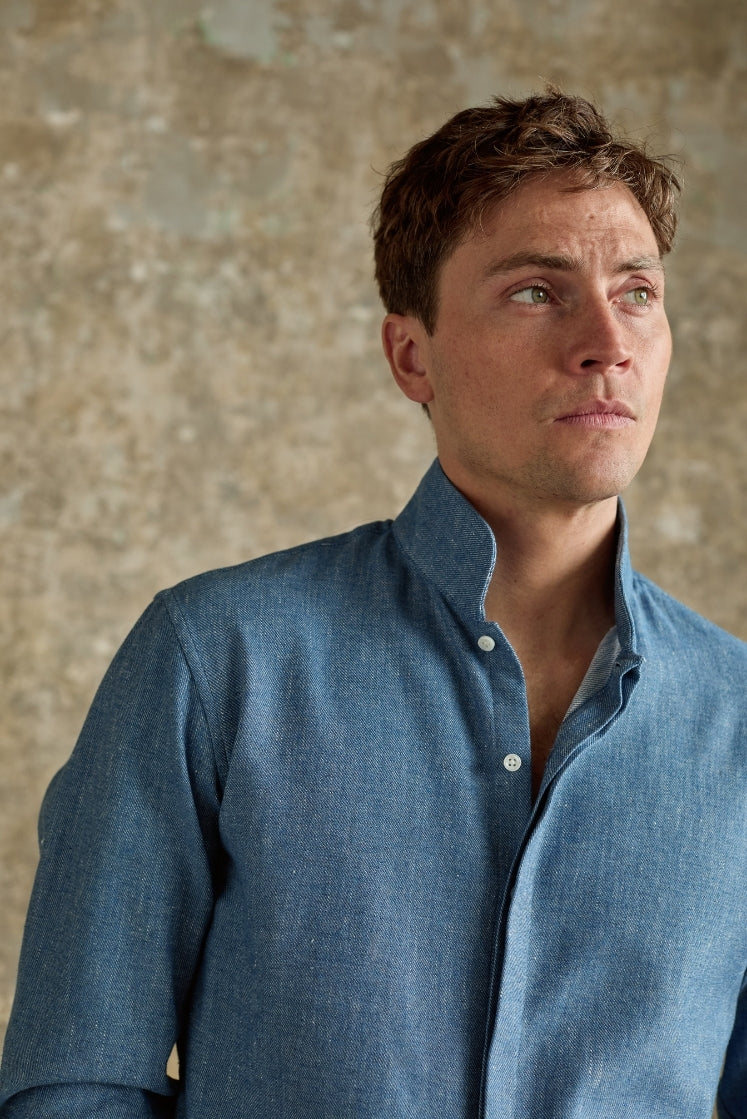 Chemise homme APPARAT en denim bleu clair, col haut.