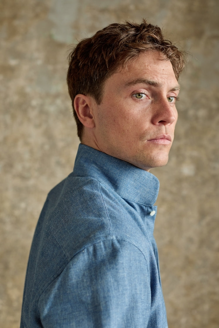 Chemise homme APPARAT en denim bleu clair, closeup sur le col haut vu de profil, plan buste.