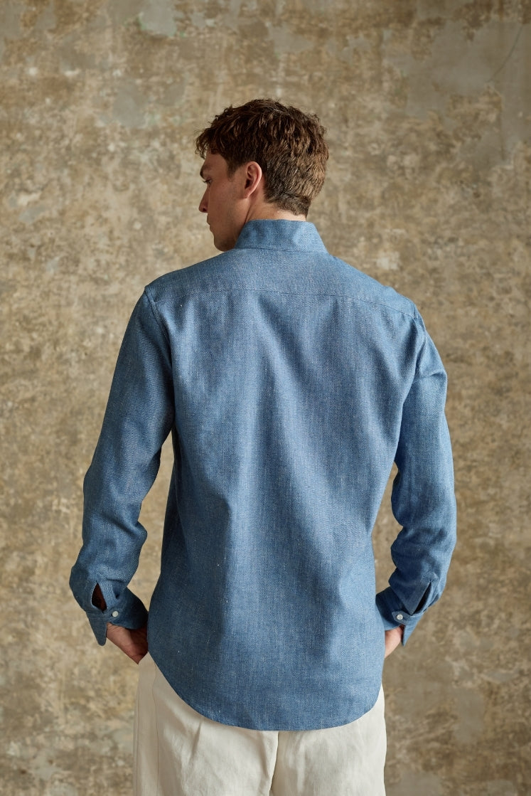 Chemise homme APPARAT en denim bleu clair, vue de dos, coupe ajustée.
