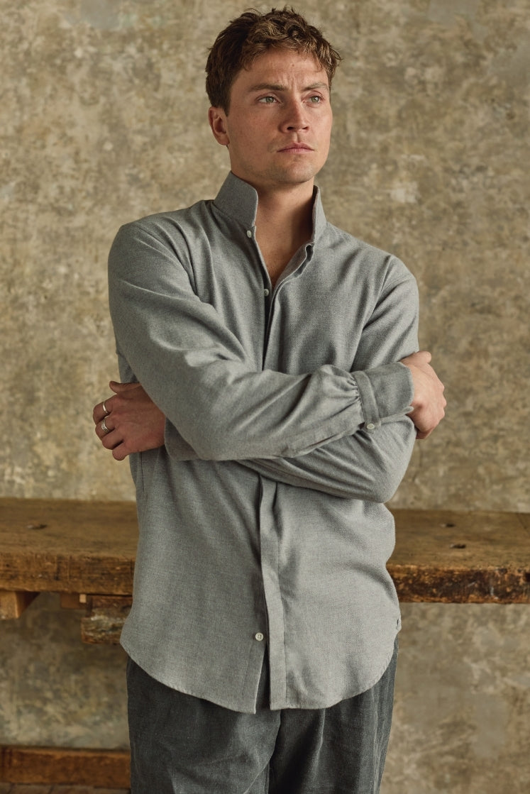 Chemise homme APPARAT en flanelle de coton grise avec un col haut.