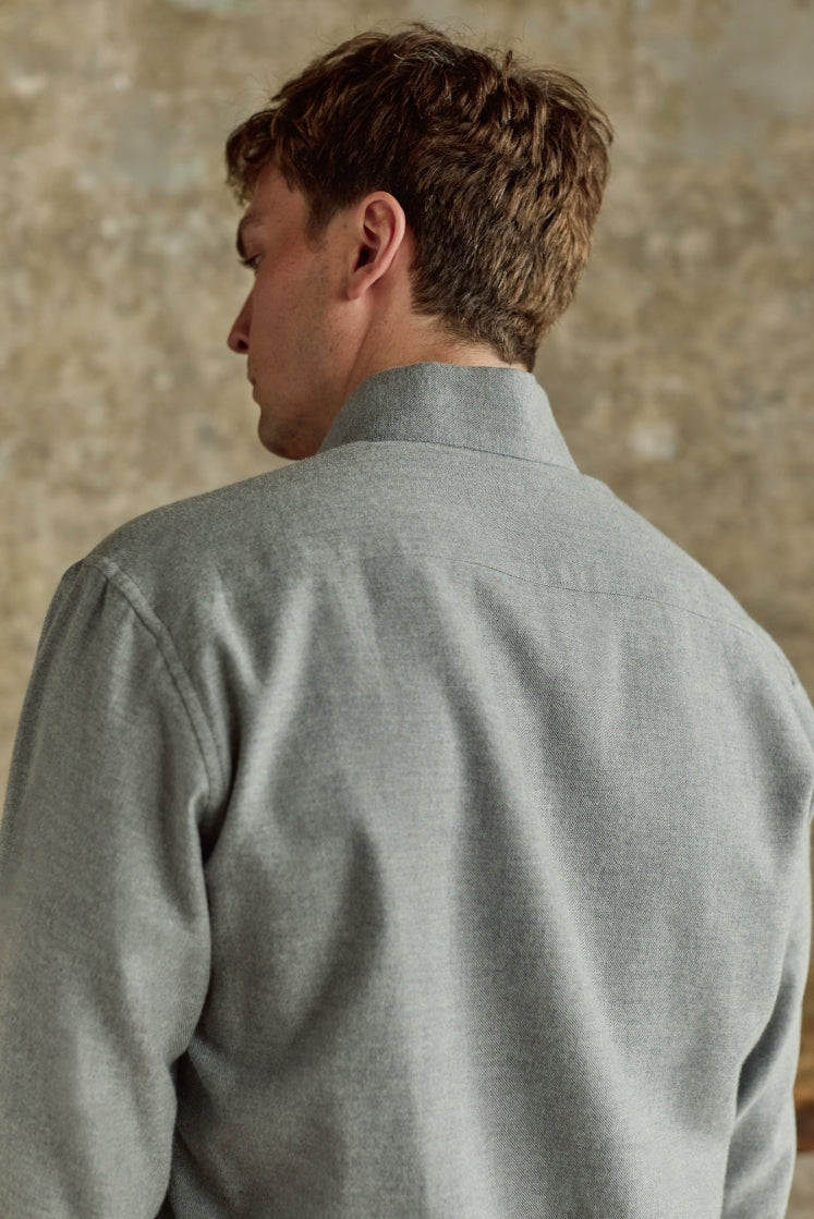 Dos de la chemise APPARAT en flanelle de coton grise, col haut.