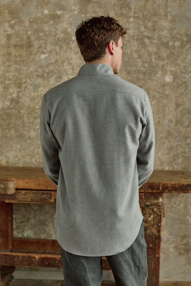 Dos de la chemise APPARAT en flanelle de coton grise, coupe ajustée.