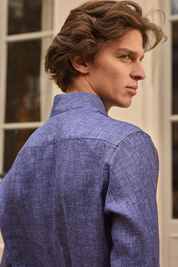 Homme de dos portant la chemise Apparat en lin bleu, coupe ajustée.