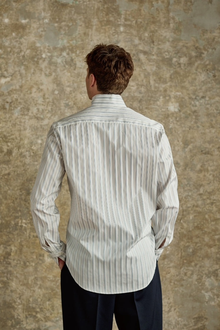 Chemise homme APPARAT rayée bleu et gris en popeline de coton italienne double retors, vue de dos, coupe ajustée.