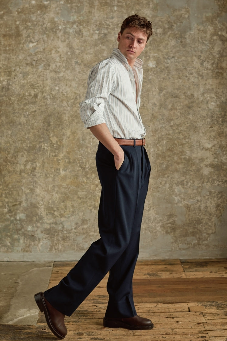 Chemise homme APPARAT rayée bleu et gris en coton avec col haut et manches retroussées.