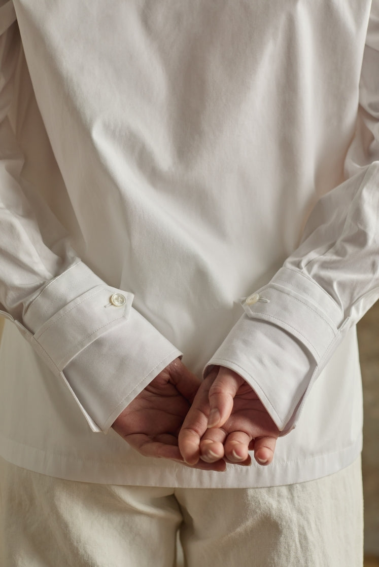Détail pattes de poignets blancs sur une chemise en coton Bourrienne Paris X