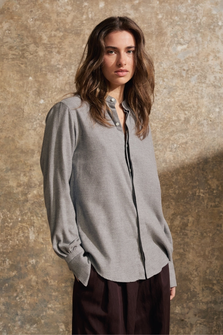 Chemise Astrale en flanelle grise pour femme, col officier et manches longues, style intemporel Bourrienne