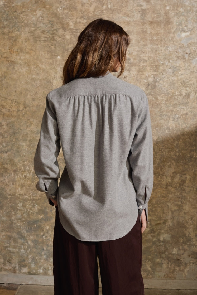 Chemise Astrale en flanelle grise pour femme, vue de dos, avec détails de plissés artisanaux