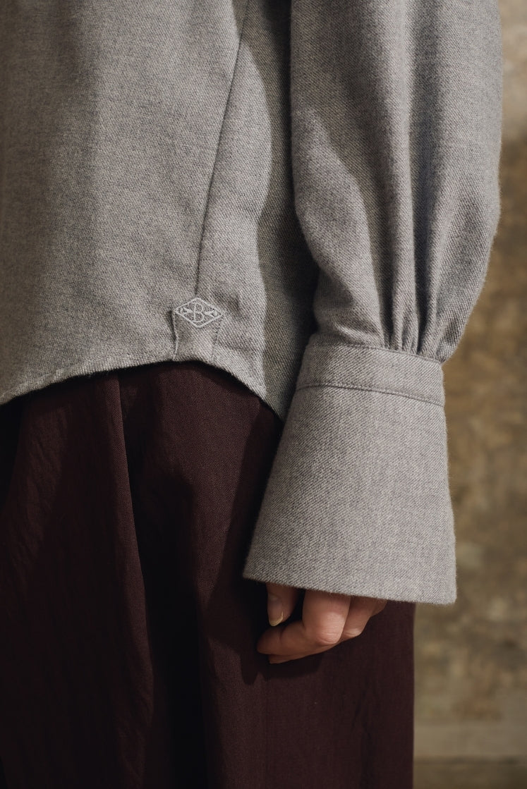 Chemise Astrale en flanelle grise Bourrienne, détail du poignet Bourrienne et de l'hirondelle brodée sur le côté de la chemise