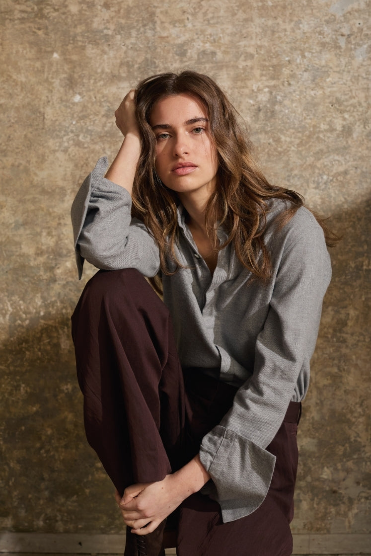 Femme portant une chemise en flanelle grise Bourrienne Paris X, collection automne-hiver 2026
