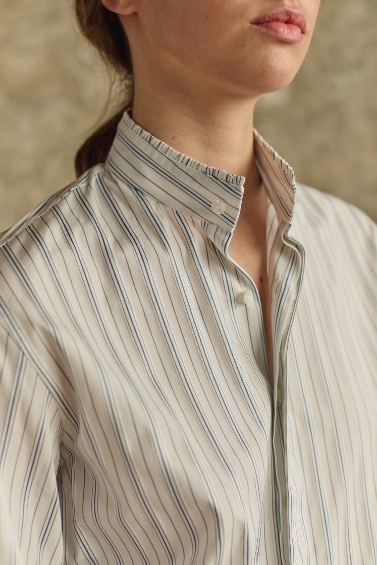Chemise rayée bleu gris Bourrienne col haut structuré à petits volants femme luxe