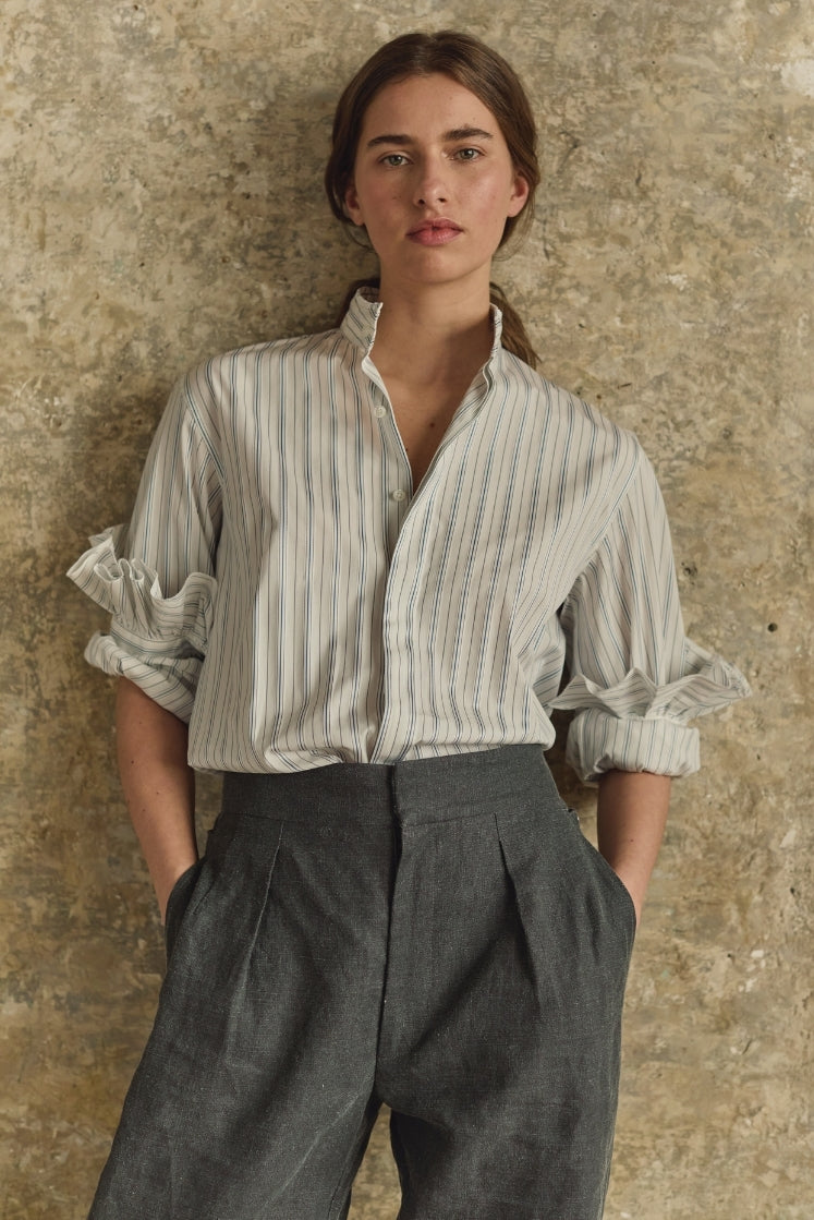 Chemise BOUDOIR rayée bleu gris, col ancien inspiré du Directoire, manches retroussées, associée au pantalon gris HORIZON