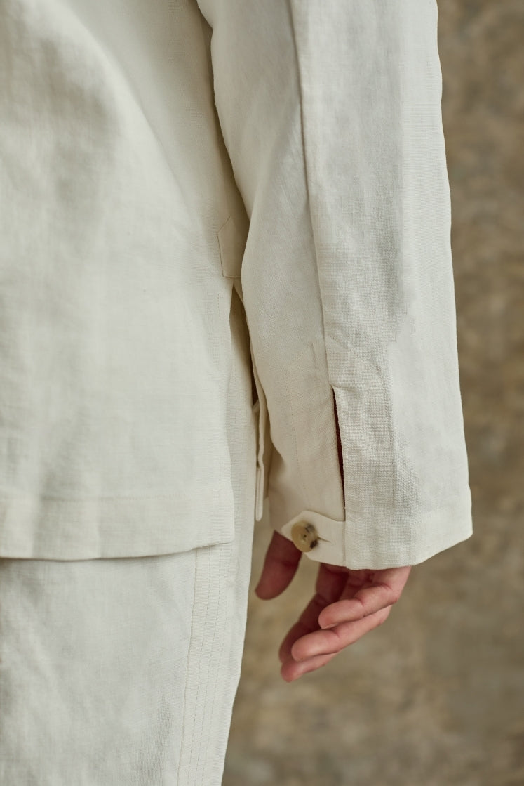 Close up sur le poignet simple de la veste CHEVALET, fermé par une languette à bouton.