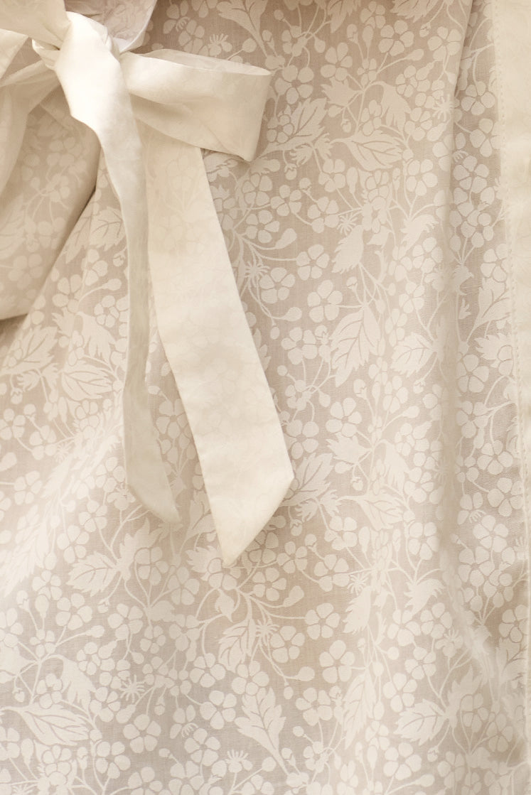 Closeup sur le tissu blanc à motif fleuri ton sur ton de la Maison Liberty Fabrics