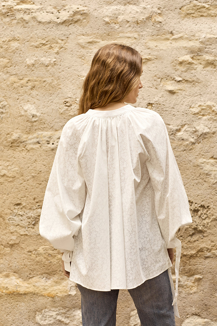 La chemise FLIRT vue de dos, on distingue les fronces placées dans le dos de la chemise pour donner du volume.