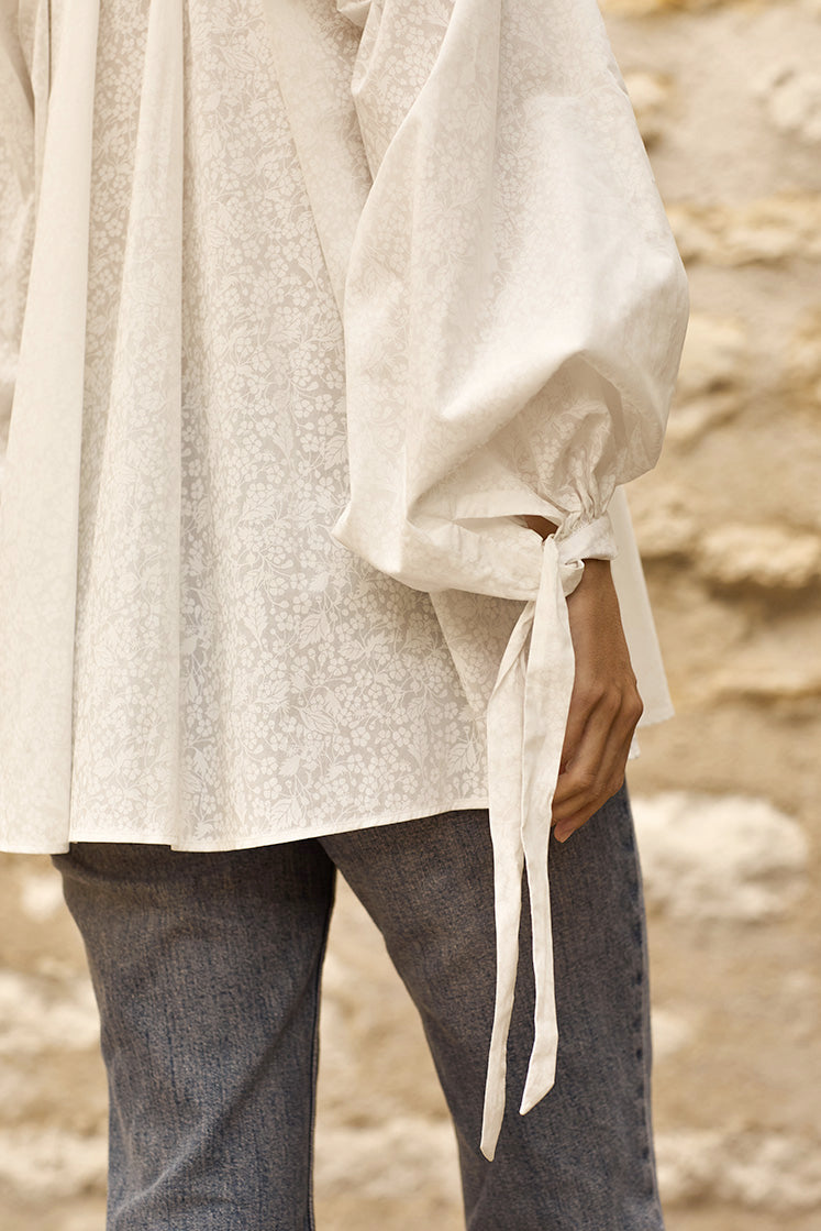 Focus sur le poignet de la chemise FLIRT, avec liens noués.